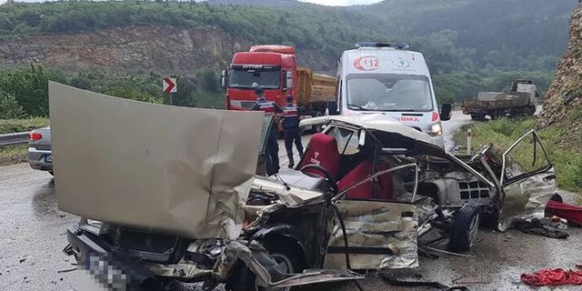 Karabük'te otomobil kağıt gibi parçalandı: 1 ölü, 2 yaralı