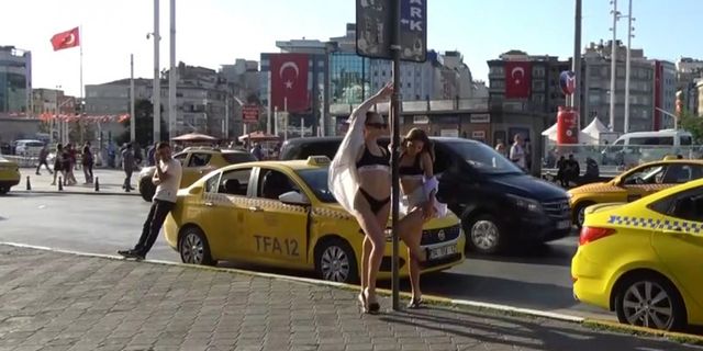 Taksim Meydanı'nda bikinili turist şaşkınlığı