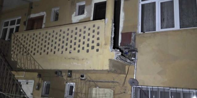 Karabük’te yaslandıkları balkon duvarı yıkıldı, 6 metreden aşağıya düştüler