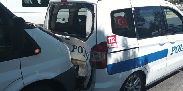 Minibüs polis aracına arkadan çarptı: 2 polis yaralı