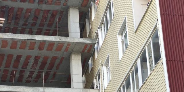 Şişli'deki apartman inşaatı olay oldu! Yan binanın duvarına dayandı, pencereleri kapattı
