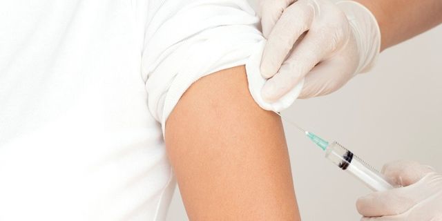 Aşı karşıtı adam sahte kolla aşı olmaya çalıştı