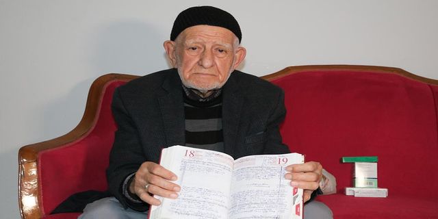 Kahramanmaraş'ta yaşayan 85 yaşındaki Eşref amca 65 yıldır günlük tutuyor
