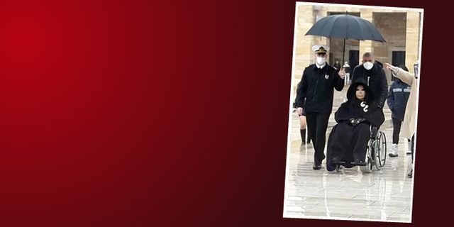 Bülent Ersoy'un Anıtkabir ziyareti olay oldu! Şemsiyesini bile rütbeli bir asker taşıdı