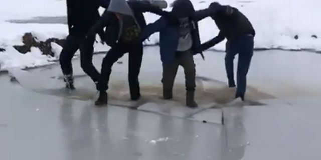 Kahramanmaraş'ta buz çatladı, çocuklar suya düştü