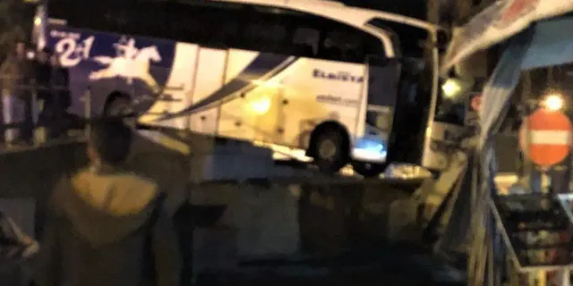 Mersin'de kaza yapan Kahramanmaraş yolcu otobüsü köprüde asılı kaldı