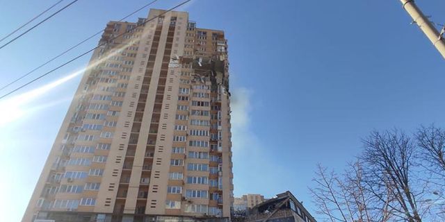 Kiev'de sivillerin yaşadığı binaya bomba düştü!