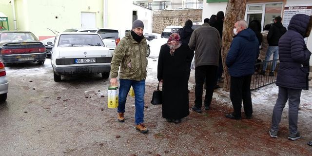 Yozgat'ta ucuz yağ kuyruğuna giren vatandaşlar isyan etti: "Geçinebilmek için ucuz ürün kovalıyoruz"