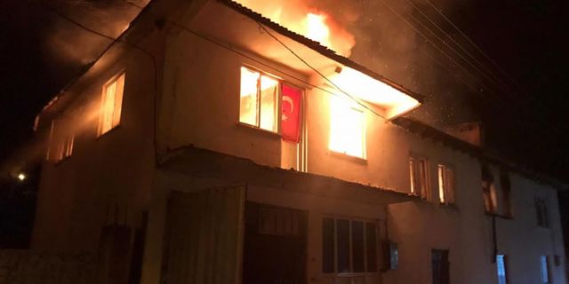 Balıkesir’de şehit babasının evi yandı ama Kur'an-ı Kerim ve Türk bayrağı yanmadı