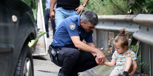 Sakarya'da kazazede miniğe polis şefkati