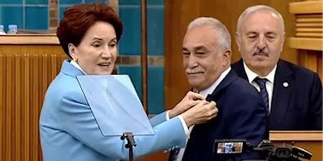 Ahmet Eşref Fakıbaba İYİ Parti'de. Meral Akşener rozetini taktı