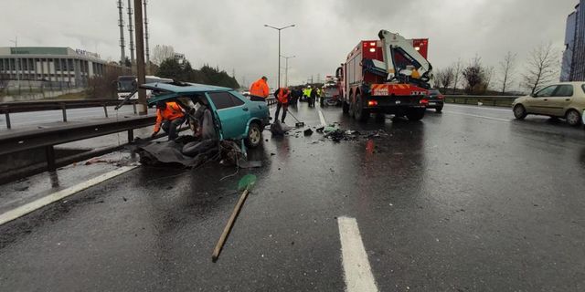 TEM Otoyolu'nda kaza yapan otomobil ikiye bölündü: 2 yaralı