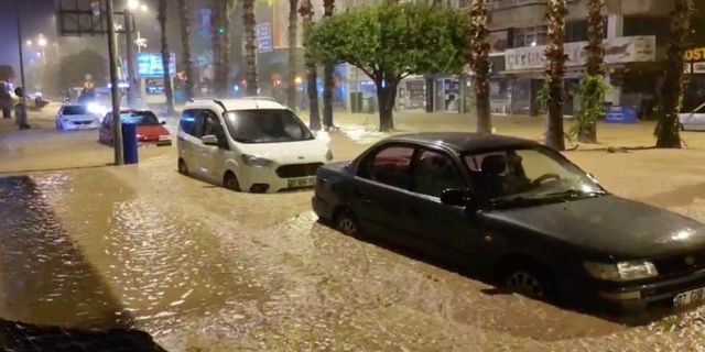 Antalya'da sel felaketi! Kumluca ve Finike sular altında kaldı, okullar tatil edildi