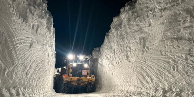 Yüksekova'da 6 metreyi geçen kar tünelleri şaşırtıyor!