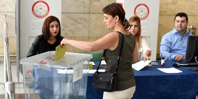 Son anketi paylaştı: İşte bir yıl boyunca oyu en çok değişen partiler