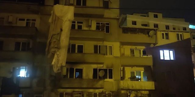 5 katlı binanın 2. katında doğal gaz patlaması sonucu yangın çıktı