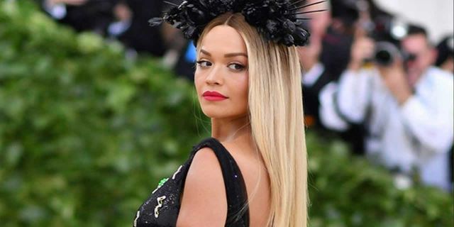 Rita Ora doğum günü partisine neredeyse çıplak geldi!