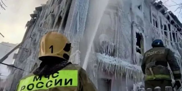 Sıktıkları su dondu itfaiye ekipleri şaştı kaldı! Binayı donduran soğuk hava şaşkına çevirdi