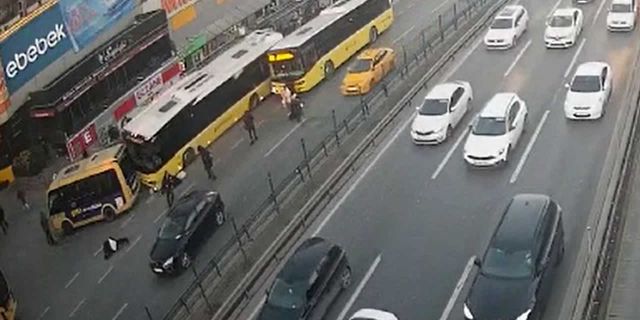 Otobüs durağında feci kaza! Güvenlik kamerası tarafından saniye saniye görüntülendi