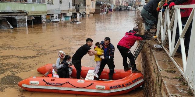 Şanlıurfa'da evlerinde mahsur kalanlar botlarla kurtarıldı