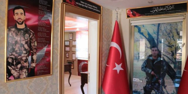 Depremde şehidin anı odasında tablo dahi düşmemiş