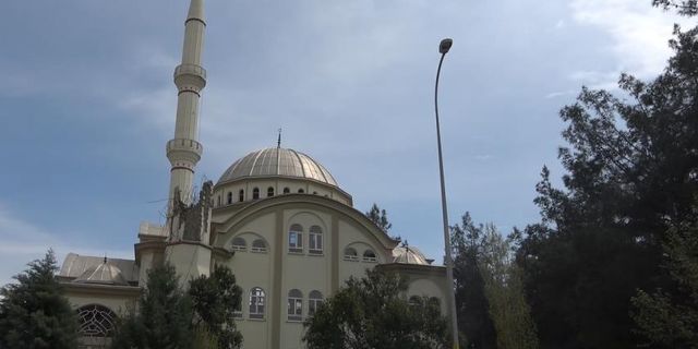 Kahramanmaraş'ta dikkat çeken görüntü! Minarelerden biri yıkıldı, diğeri kaldı