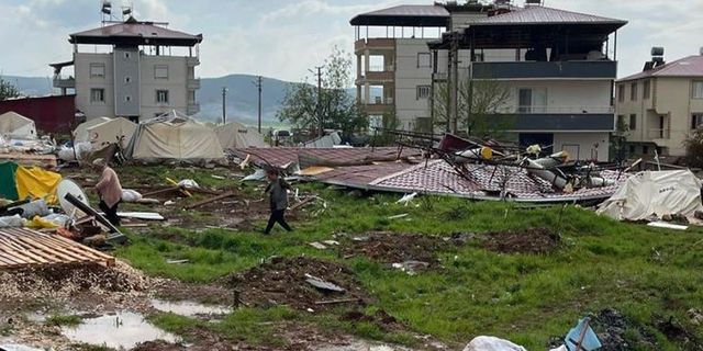 Kahramanmaraş Pazarcık'ta fırtına çatıları uçurdu: 4 yaralı