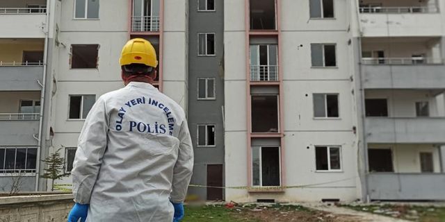Kahramanmaraş'ta 13 katlı apartmanın çatısından düşen güvenlik hayatını kaybetti
