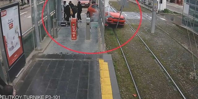 Tramvay istasyonunda ölümün teğet geçtiği anlar kamerada