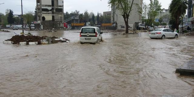 Adıyaman'da sağanak yağış sokakları göle çevirdi