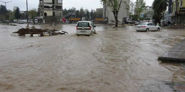 Sağanak yağış cadde ve sokakları göle çevirdi