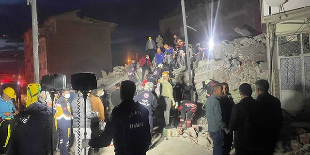 Ağır hasarlı bina çöktü: Enkaz altında kalan 1 kişi hayatını kaybetti