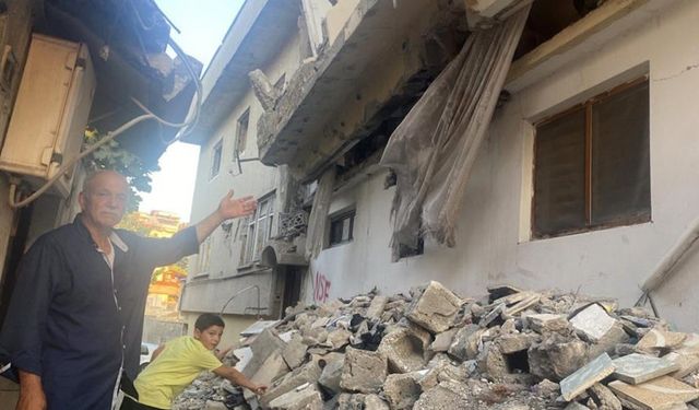 Kahramanmaraş'ta ağır hasarlı bina mahalleliyi korkutuyor