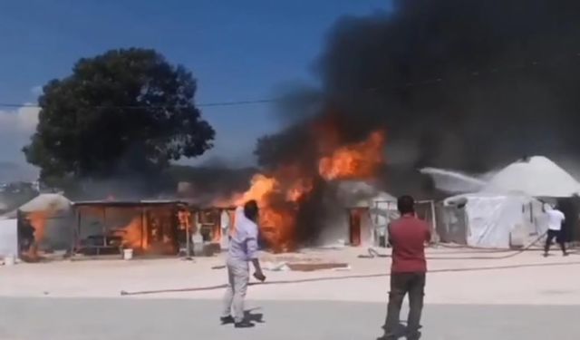 Kahramanmaraş'ta oba çadırında yangın ve patlama meydana geldi: 12 çadır kül oldu