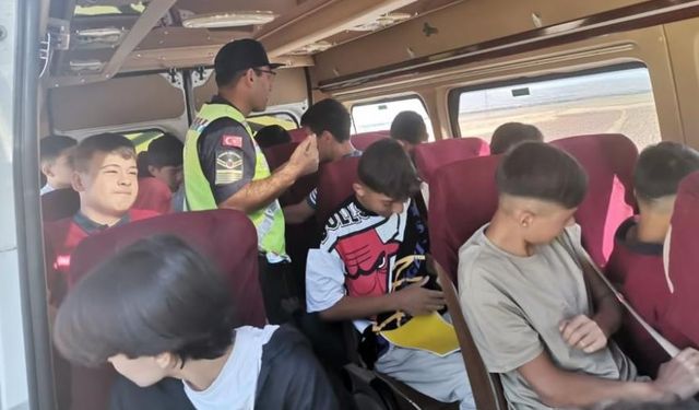 Kahramanmaraş'ta jandarma ekiplerinden servis araçlarına denetim