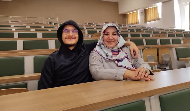 3 çocuk annesi 3. üniversiteye oğlu ile kayıt oldu