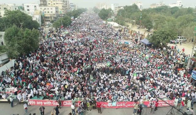 Pakistan’da binlerce öğrenciden Filistin’e destek yürüyüşü