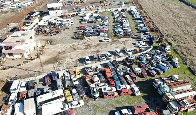 Otoparkta onlarca araç sahiplerini bekliyor! 'Akla gelmeyecek lüks araçlar buraya geliyor'