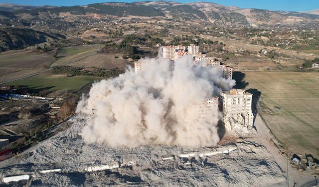 Kahramanmaraş'ta dinamit ile patlatılan binalar bir bir yıkılıyor