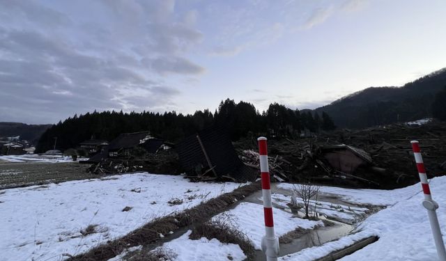Japonya’daki 7.6’lık deprem sonrası meydana gelen toprak kayması görüntülendi