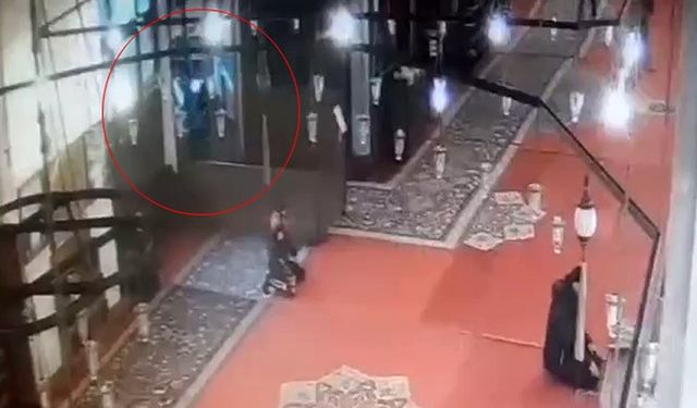 İmam ile bir kişi ağır yaralandı! Fatih Camii'ndeki bıçaklı saldırı kameraya yansıdı