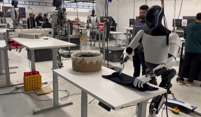 Optimus işbaşında! Elon Musk'ın robotu tişört katladı