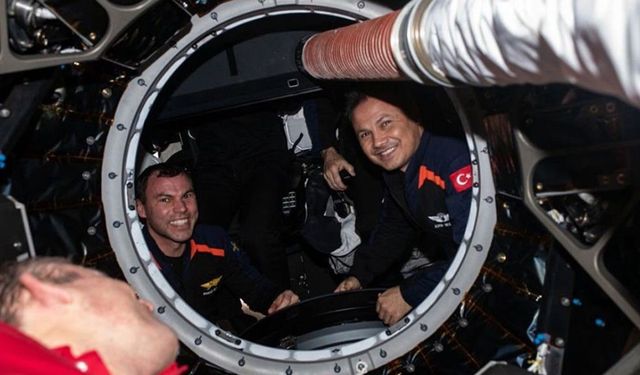 Kapsülden 'mutluluk' fotoğrafı! Türkiye'nin ilk astronotu Gezeravcı paylaştı