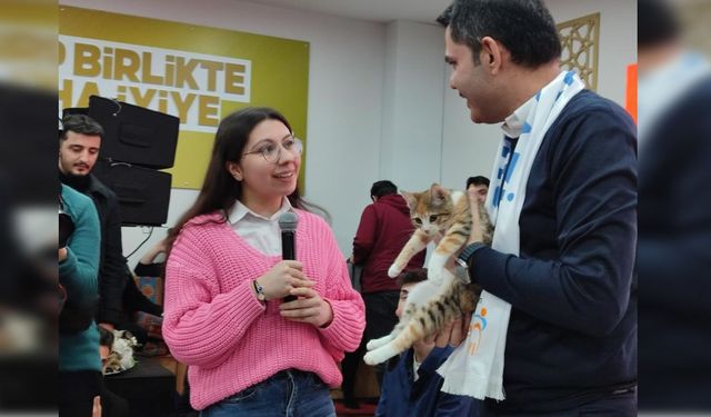 Murat Kurum'a kedi hediye edildi! "İstanbul’u Sacide’yle birlikte kazanacağız”