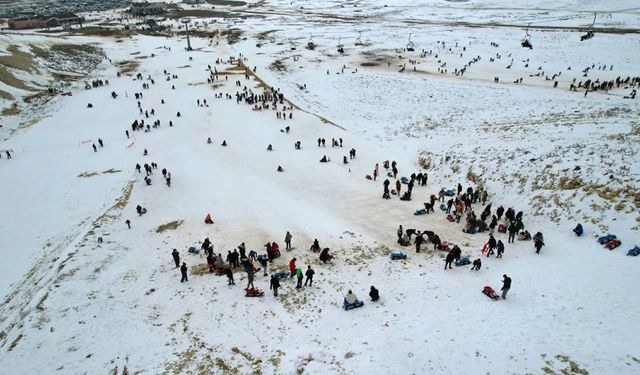 Kahramanmaraşlı vatandaşlar çocuklarına depremin yıl dönümünü unutturmak için kayak merkezine akın etti