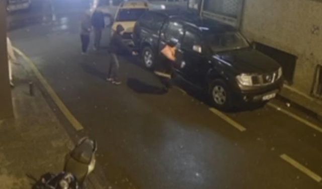 Sokak ortasında silahlı saldırı kamerada: Yürüyüşünü beğenmediği için bacaklarından vurdu