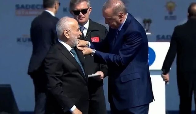 Yeniden Refah Partisi'nden istifa eden ismin rozetini Erdoğan taktı