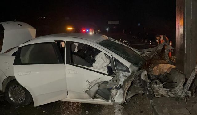 190 kilometre hızla direğe çarpan otomobilin sürücüsü hayatını kaybetti