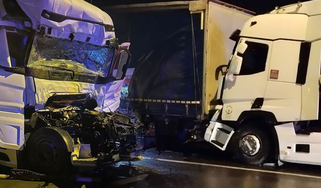 4 tırın karıştığı zincirleme kazada 1 tır şoförü öldü, 3 tır şoförü de yaralandı
