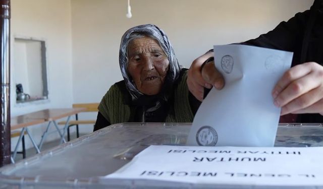 Türkiye’nin en yaşlı seçmeni 117 yaşındaki Arzu nine oyunu kullandı